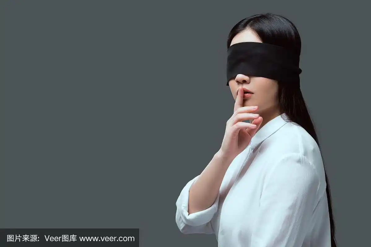 年轻女子蒙着黑眼罩示意安静