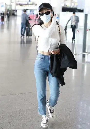 袁娅维穿白色短毛衣搭蓝色牛仔裤秀细腰,清新时尚,活力满满