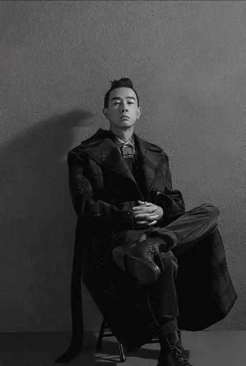 原创53岁陈小春魅力依旧留起胡子沉稳帅气舞台造型搞怪张扬