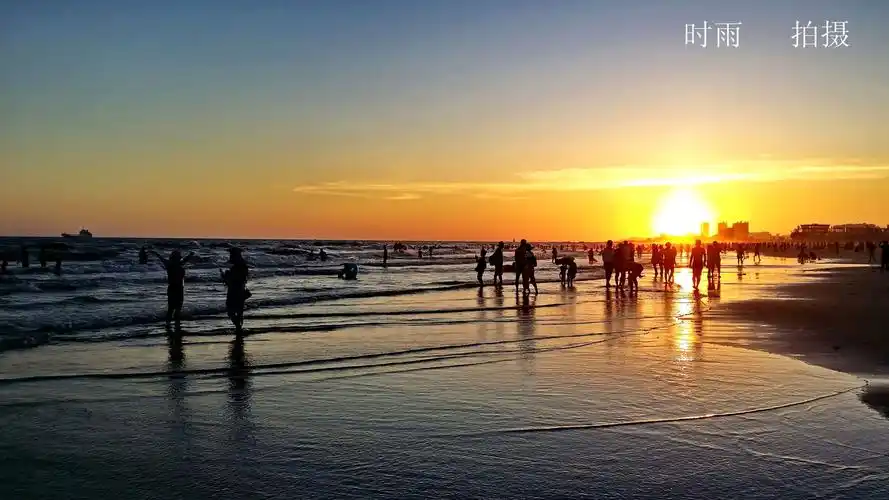 夕阳下的海滩(手机拍摄)