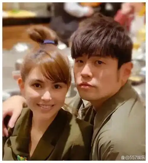 昆凌和周杰伦现在真是越来越有夫妻相了,两个人年龄差