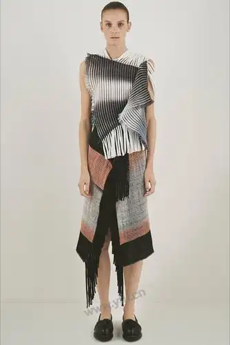 不规则形状拼接 Θ中国服装款式网 2015春夏时装发布会女装图片 荟萃