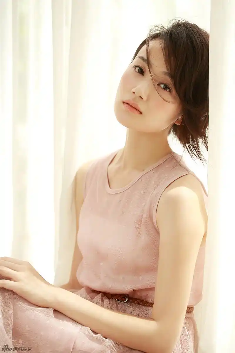 新浪娱乐讯 近日,演员战菁一拍摄了一组写真,淡然的笑容与清新自然的