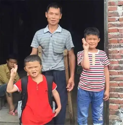还记得被马云解约的"小马云"吗?如今回农村张口就要钱:娃废了