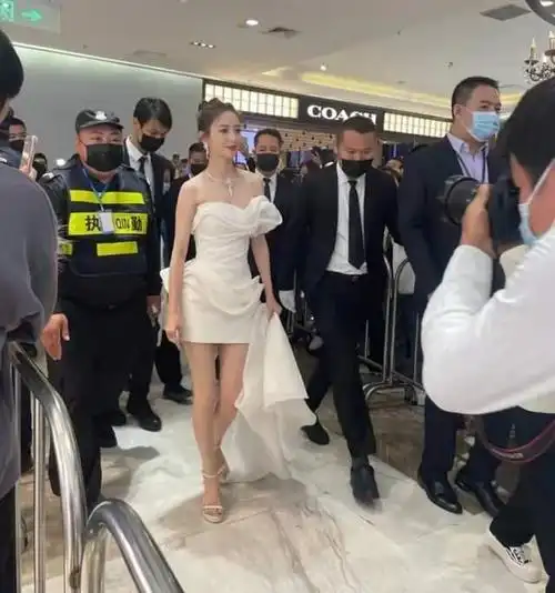 真娱乐圈颜值天花板佟丽娅穿白裙出席活动气质出众