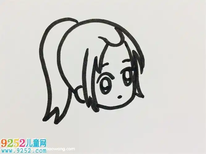 人物简笔画 马尾女生侧面简笔画   首先画出小女孩高高的马尾辫脸型