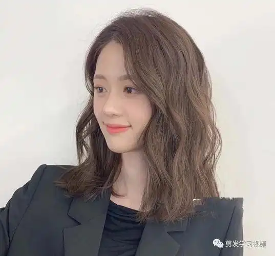 宝藏女孩的齐肩烫短发