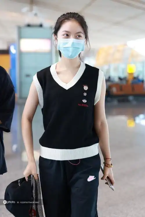 街拍赵今麦针织背心nike运动裤马丁靴青春学院风