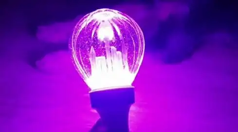 izone的应援棒(马蹄棒)应该算得上是大家闺秀了,非常秀气,跟成员们的