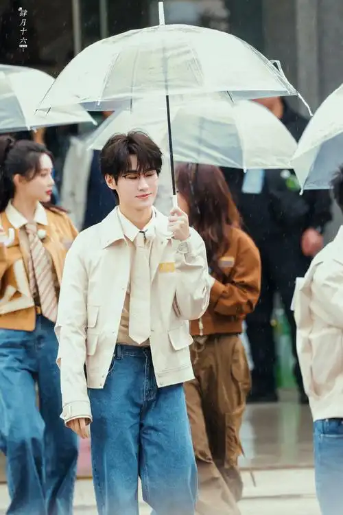 张真源戴眼镜好斯文败类##张真源撑伞氛围感路透##今日星拍放送