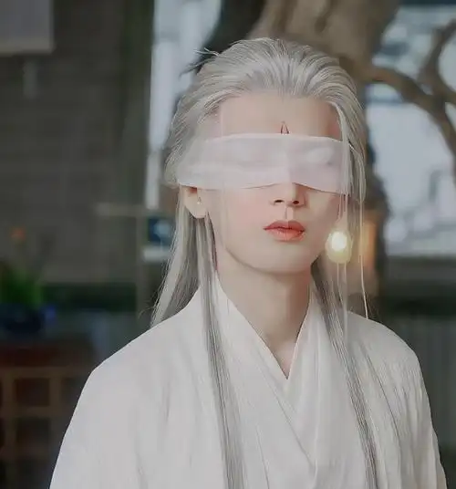 成毅的白发造型,最为出名的还是他在作品《沉香如屑》中的白发造型