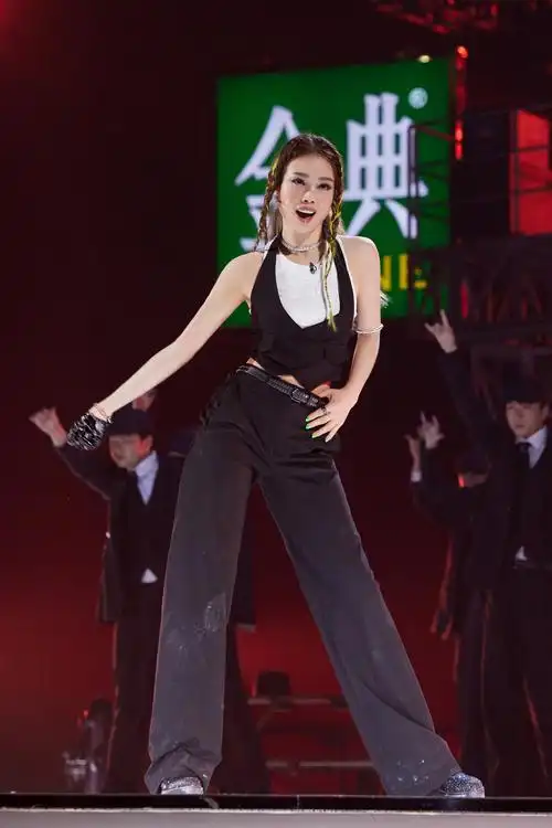 容祖儿《乘风破浪》惊喜返场 粤语开唱《信自己》 舞台魅力满分__凤凰