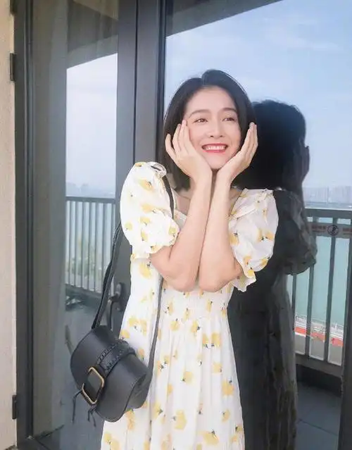 张雪迎笑容甜美麻花辫格子连衣裙俏皮可爱宛若林间小精灵