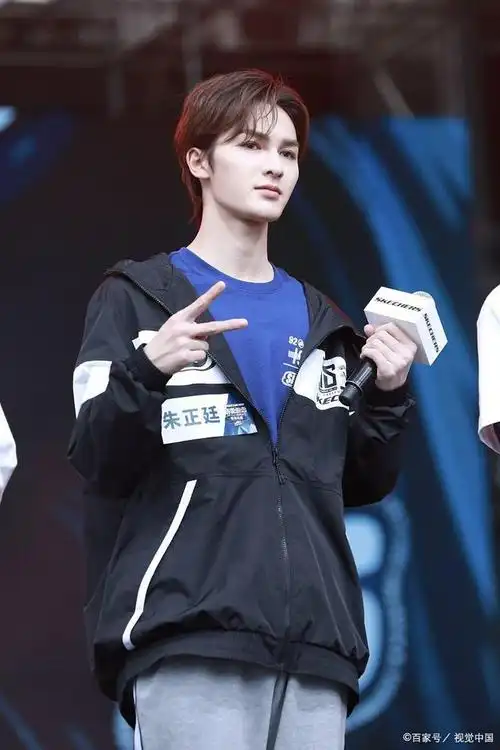 他就是1997年8月5日出生在中国河南洛阳市的王一博,一位集演员,歌手