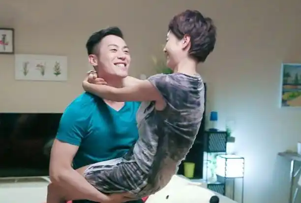 迪丽热巴搂腰抱,郑爽搂脖抱,杨幂摸脸抱,都比不上图4的对视抱