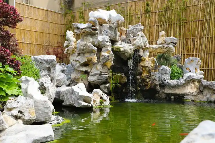 城市园林景观假山瀑布水池锦鲤