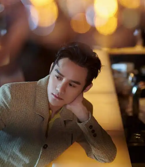 实力派男星王凯时尚写真:温文尔雅,清新俊朗