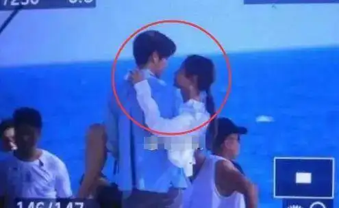 最默契的穿帮,鹿晗抱关晓彤露啥了,难怪鹿晗一直锻炼身体