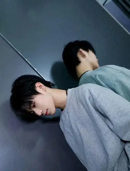 刘耀文为张真源庆19岁生日晒生日图侧拍花絮调皮可爱