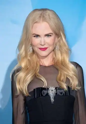 52岁的妮可依旧精致,轻松驾驭黑色长裙,身材保持的超级棒