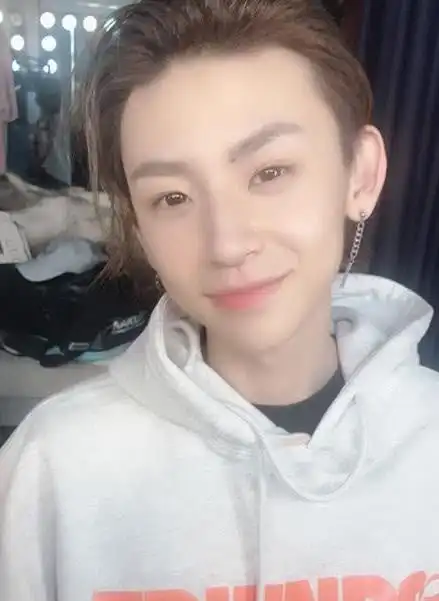 王琳凯现身, 近距离看他的眉毛, 还蛮有特色的呢!