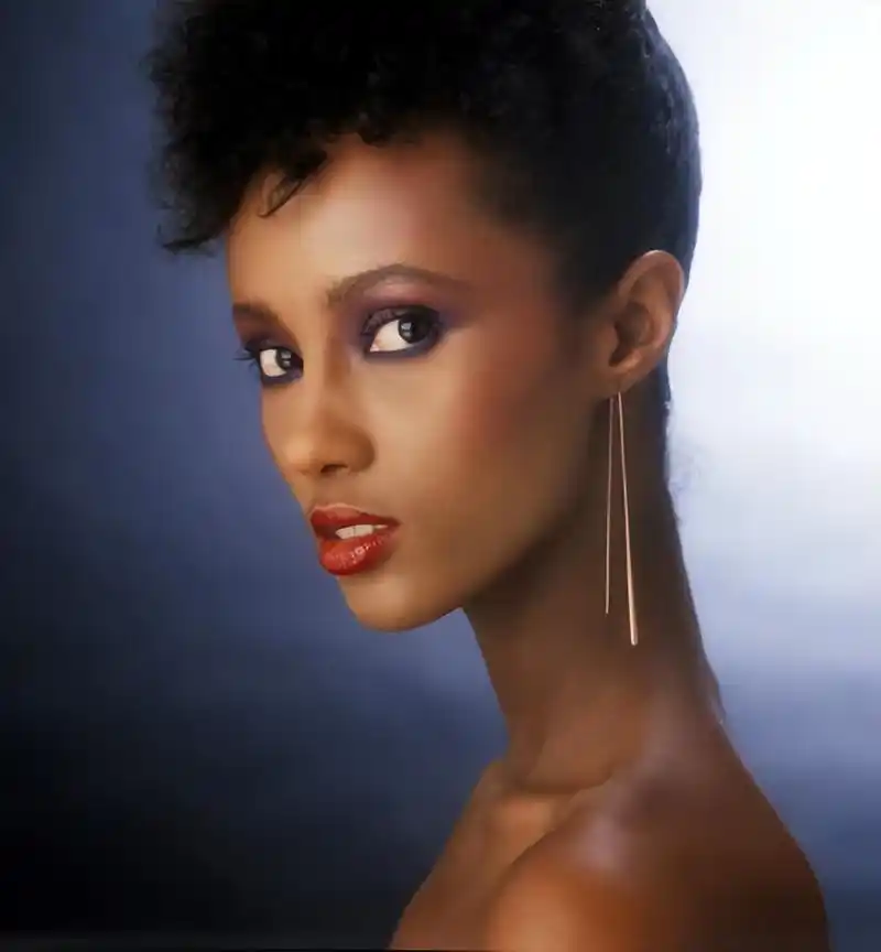 黑人超模伊曼:出道即巅峰,三婚嫁摇滚巨星,跨越生死依旧爱丈夫