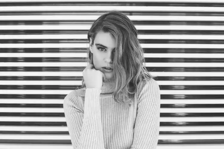 欧美风黑白女生