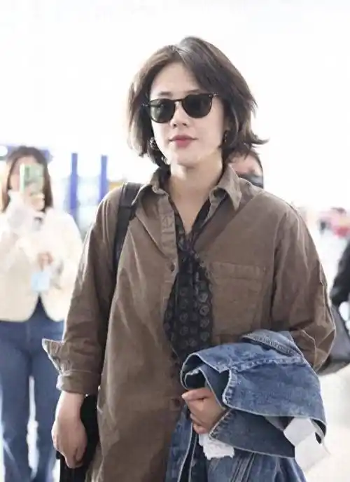 马思纯机场造型惊艳,少女感十足,短发美貌不减当年_时尚_大衣_驼色