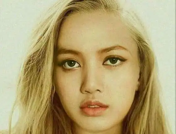 本以为lisa留刘海已很美当她掀起刘海网友这不科学