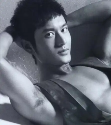 何润东和黄晓明这两张硬照简直荷尔蒙爆棚的feel啊不仅秀肌肉,小编还