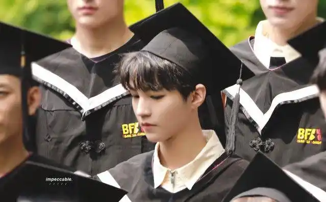 王俊凯回北电拍毕业照穿学士服仪式感满满同框女生颜值都好高