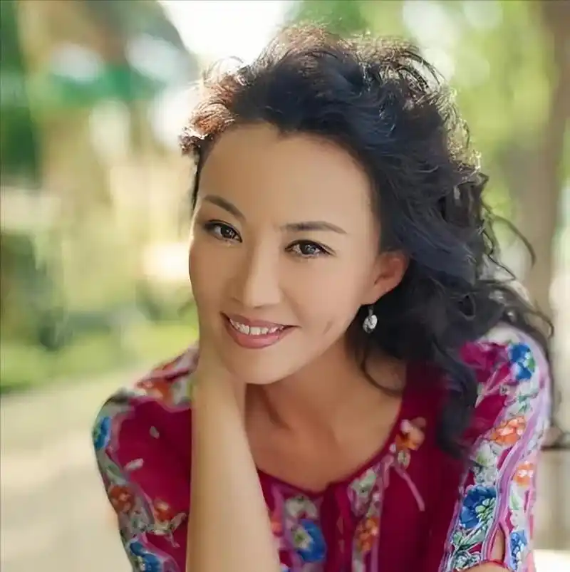 马丽:国家一级演员的戏剧人生与家庭幸福 马丽,这位国家一级演员,凭借