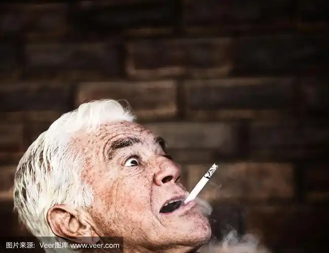 老男人,抽烟,看着,吓坏了