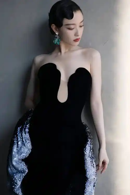 【倪妮性感写真图】深v黑裙,优雅迷人,流露着古典婉约的韵味_造型