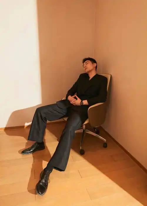 朱亚文光影写真来袭一身不规则西装故事感十足