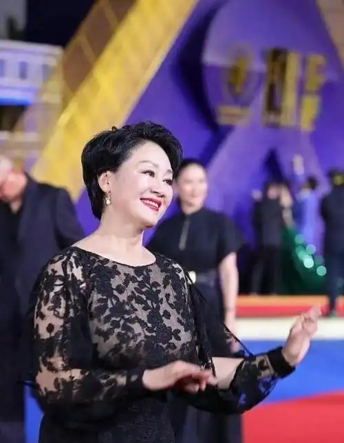 58岁王姬身材真丰满穿蓝色蕾丝连衣裙不见赘肉气质碾压同龄人