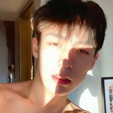 头像来喽,大家在生活中有看到过外表特别帅气,但是给人的感觉特别冷酷