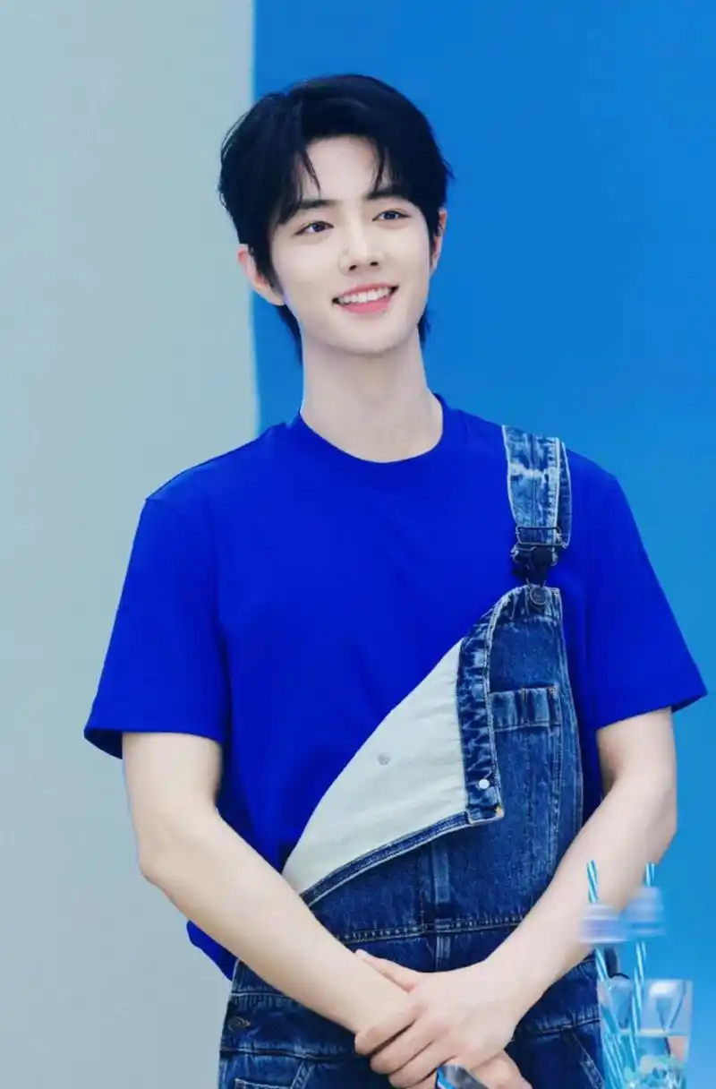 肖战时隔三年 再次穿背带裤 依旧是那个少年郎 真的太爱了[大笑]