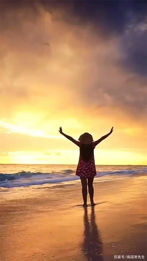 背影美图|曼妙身姿的女生在海边放飞自我的美丽背影