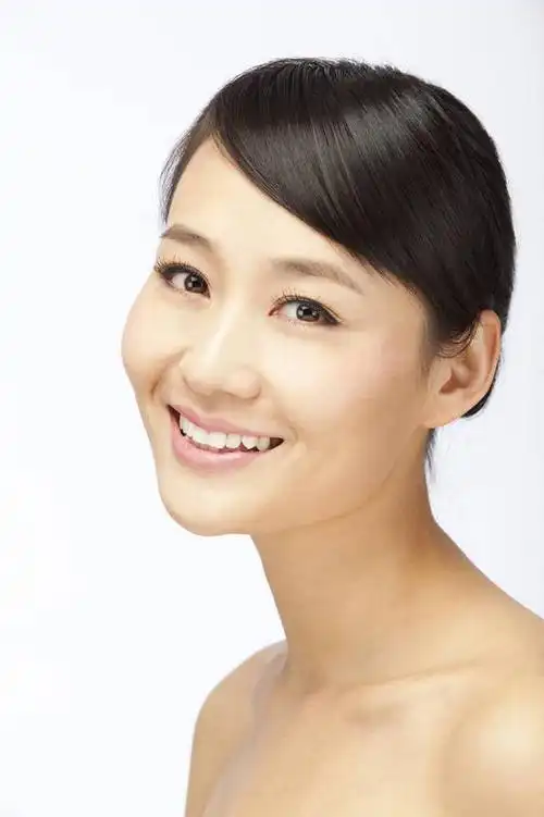 一个人,笑,竖图,彩色,室内,白天,白色背景,侧面,美容,性感,北京,中国