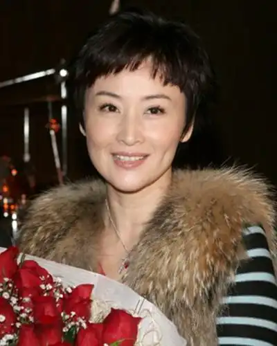 马景涛前妻是唐韵,马景涛1990年与前妻唐韵结婚,不过短短3年后,双方就