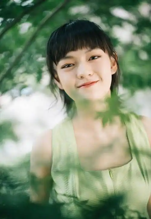背心裙写真,伫立在绿林间,妆容清透洋溢少女清新_造型_炎热夏日_组合