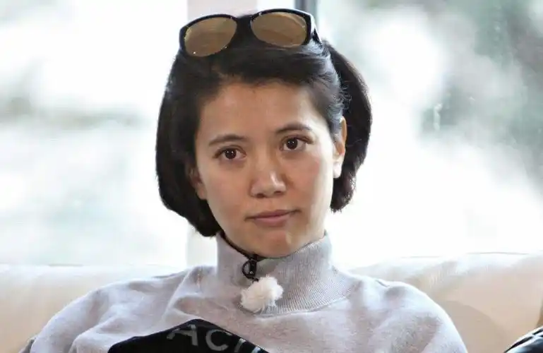 袁咏仪纯素颜现身商场,低调逛街,颜值依旧