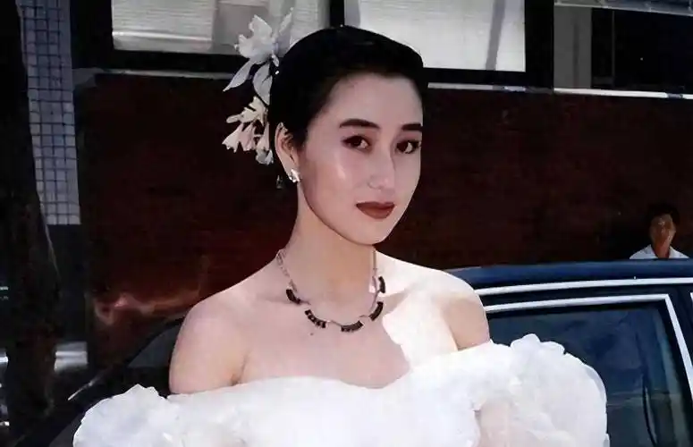 62岁利智近照曝光,美貌颜值不再!陪李连杰和小女儿一