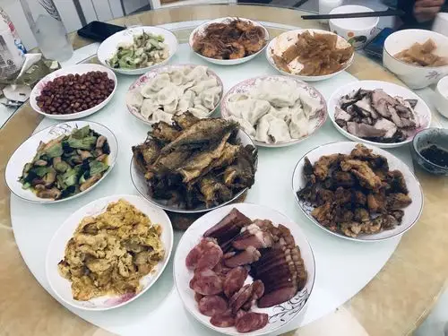 北方人的年夜饭,做十个菜包吃年夜饺子,饺子馅里包硬币和小枣,吃到一
