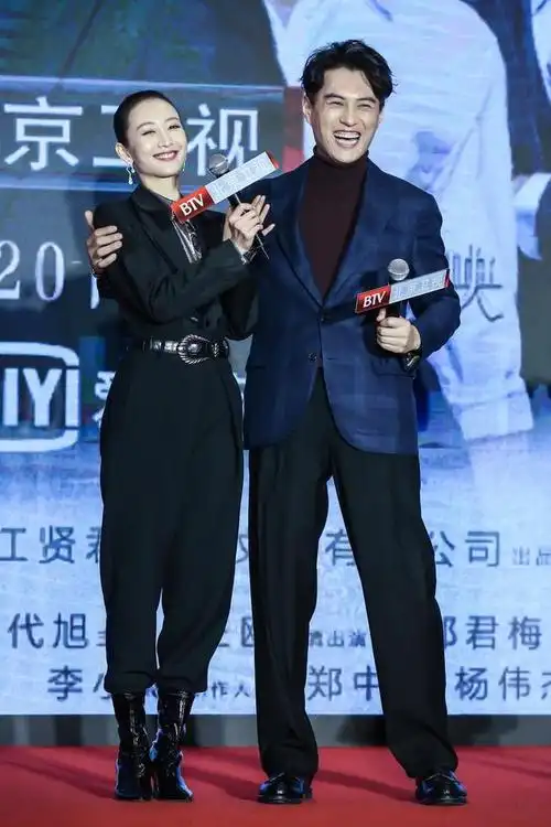 "老干部"靳东与三大美女合作新片,个个黑衣红唇风情万种