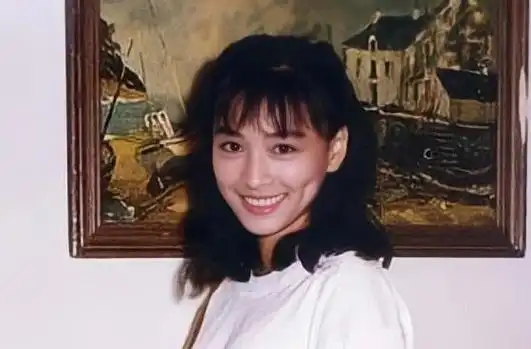 从酒窝女神到坐拥17亿大厦张庭经历了什么