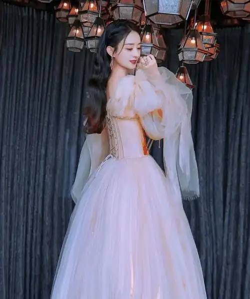 被赵丽颖美到了穿上印花设计的白色连衣纱裙美得像个小公主