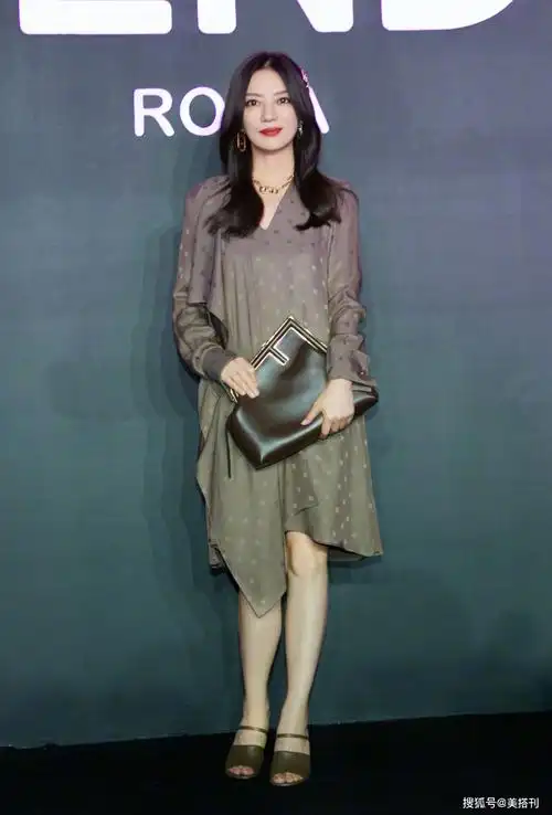 活动|赵薇真随意!穿睡衣裙出席活动慵懒高级,网友:像下楼散步的富婆