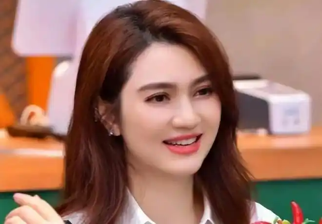 50岁洪欣现身商演脸部发福额头高认不出张丹峰婚戒消失疑婚变